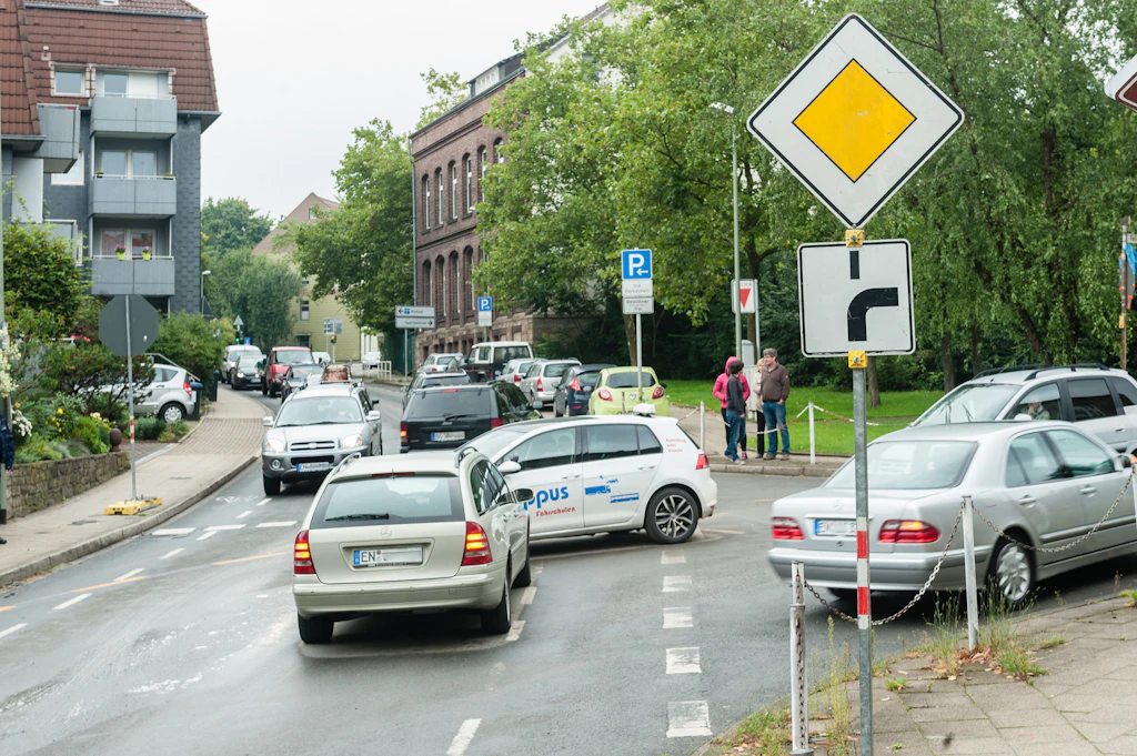 Blinken an der abknickenden Vorfahrt: Bei dieser Regel liegen viele Autofahrer falsch