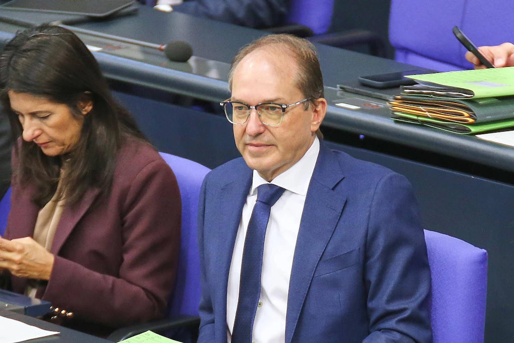 Bundesinnenminister Alexander Dobrindt verteidigt die Einrichtung von Abschiebe-Terminals an deutschen Flughäfen. 