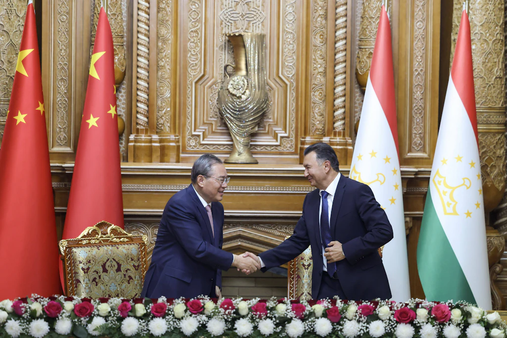 Chinas Ministerpräsident Li Qiang (l.) und sein tadschikischer Amtskollege Kokhir Rasulzoda bei Gesprächen am 18. Oktober in Duschanbe.