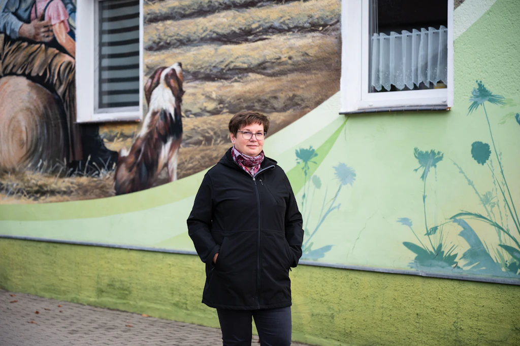 Mit der Annen-Medaille ausgezeichnet: Claudia Richter vor dem Mehrgenerationenhaus im sächsischen Arzberg