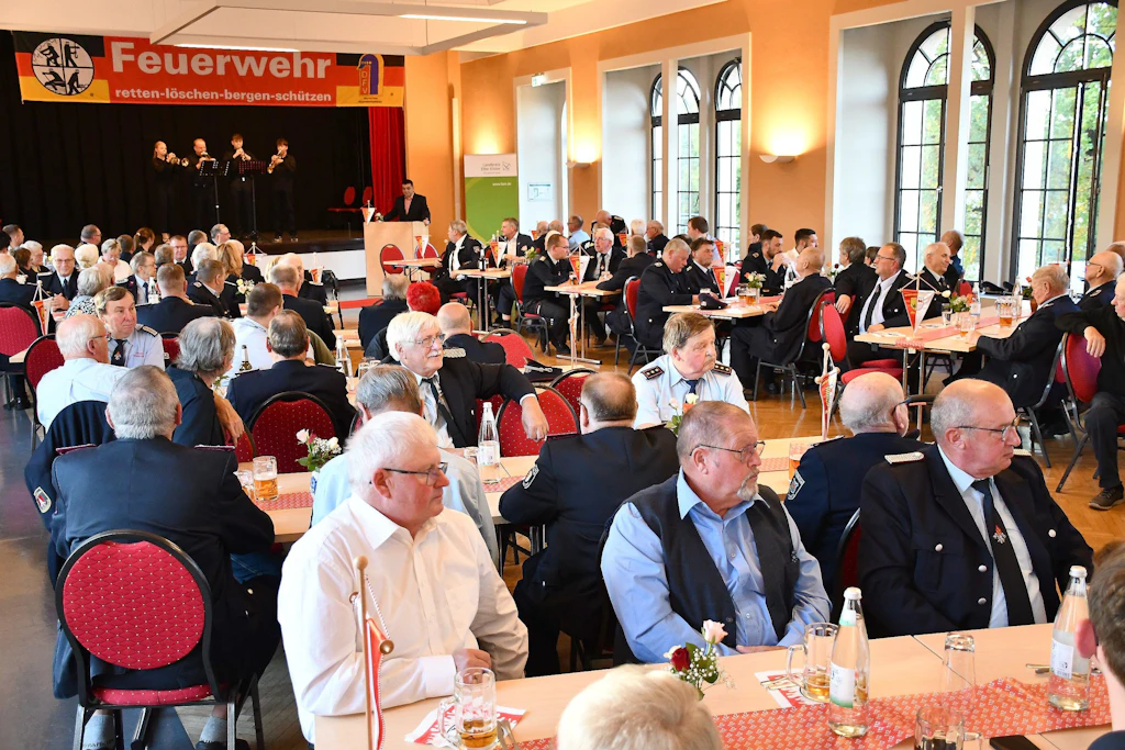 Elbe-Elster ehrt 68 Feuerwehrleute für bis zu 70 Dienstjahre