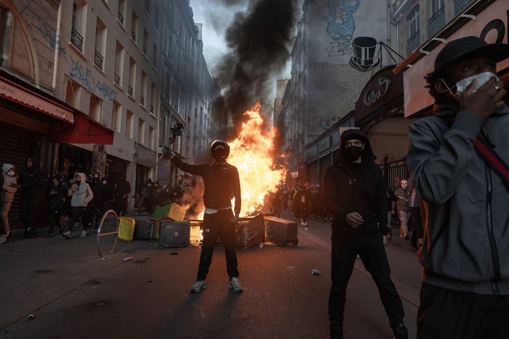 Krawalle in Frankreich: In Deutschland frisst das Wohnen noch mehr Menschen das Einkommen weg