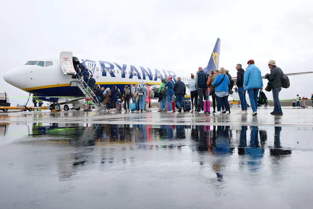Passagiere steigen in eine Ryanair-Maschine. Konzernchef Michael O’Leary warnt vor deutlich höheren Flugpreisen in Europa im kommenden Jahr.