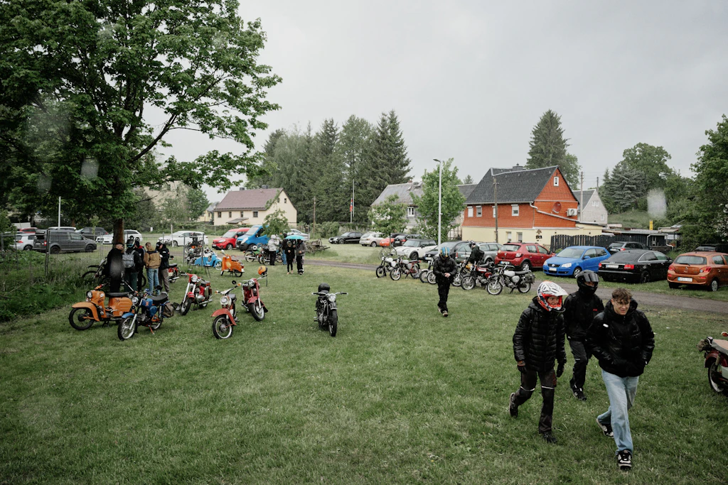 Simson-Treffen gehören für viele Ostdeutsche bis heute zur gelebten Alltagskultur. Auch Autorin Nora Zabel beschäftigt sich mit der Frage, was die junge Generation aus ihrer Herkunft mitnimmt.