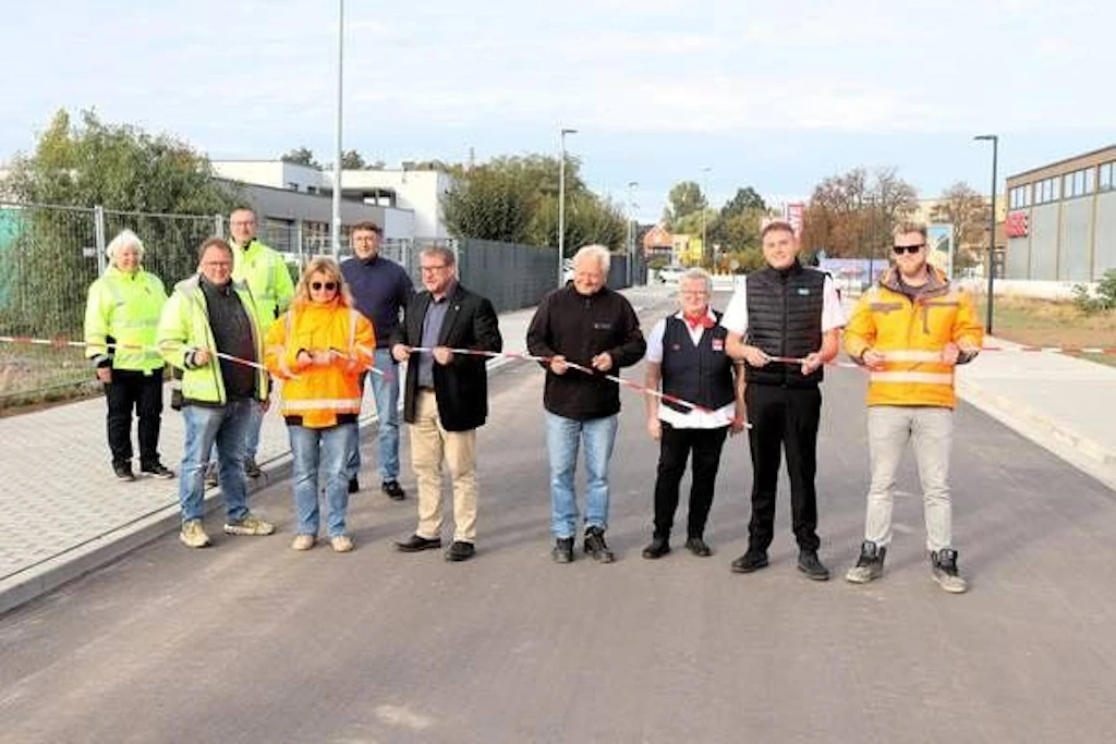 Schwarzer Weg in Schönebeck: Vertreter der Stadt geben die Straße frei.