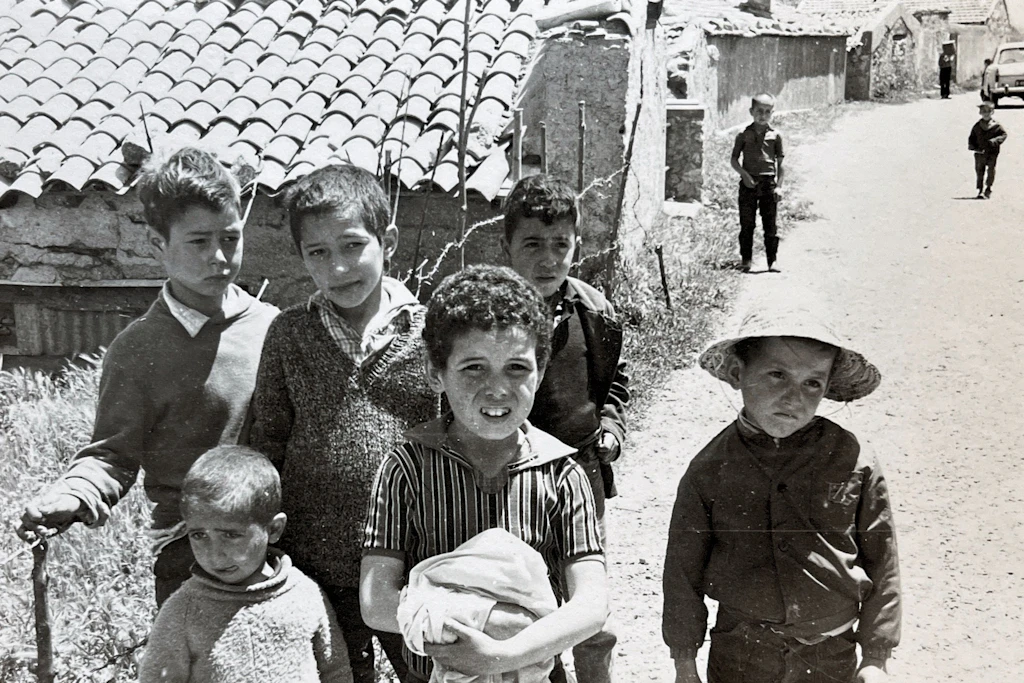 Kinder in einem kabylischen Dorf