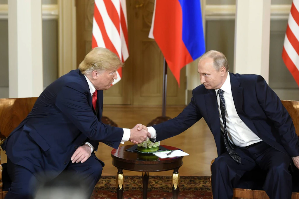 Donald Trump und Wladimir Putin im Juli 2018 in Helsinki. Putin schlägt nun einen Ukraine-Gipfel mit Trump und Xi Jinping vor – ohne Selenskyj.