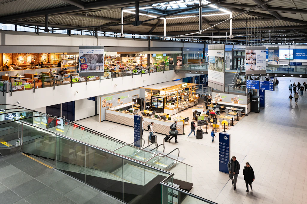 Restaurants, Cafés und Imbissstände laden am Flughafen Leipzig/Halle zum Verweilen und Schlemmen ein.