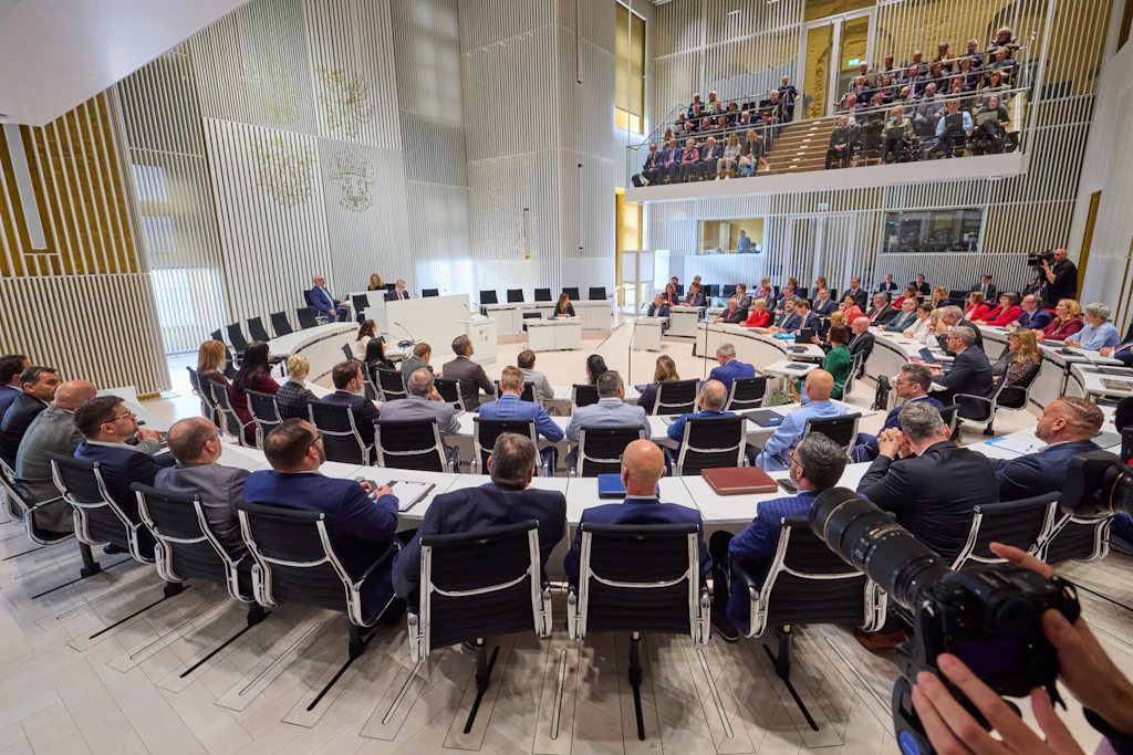 Nach dem Willen von SPD, Linke und Grüne soll ein neues Abgeordnetengesetz und darin enthaltende empfindliche Sanktionen für mehr Ordnung im Landtag von MV sorgen.