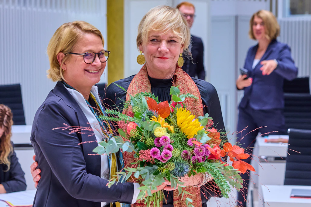 SPD-Frau Birgit Hesse (l.) wurde am Dienstag als Landtagspräsidentin wiedergewählt. Ihre neue Stellvertreterin ist Simone Oldenburg (Die Linke), die frühere Bildungsministerin und Vize-Ministerpräsidentin.