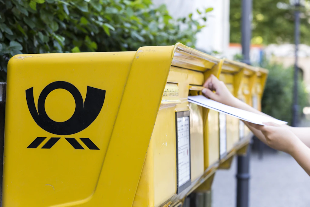 Ab Januar 2027 teurer: Wer noch Briefe verschickt, zahlt bei einem Format fast das Doppelte