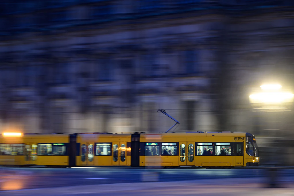 Eine Straßenbahn der Dresdner Verkehrsbetriebe: Sachsens Großstädte gelten laut der Studie als vergleichsweise gut erschlossen. 