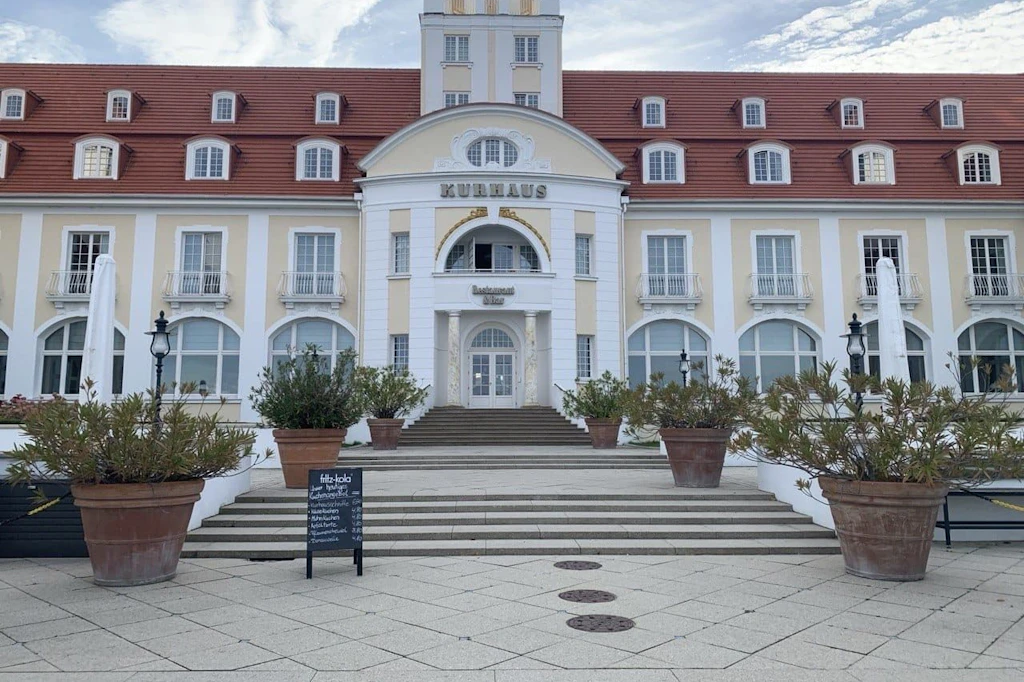 Das Kurhaus Binz heute. Es gehörte einmal dem ungarischen Juden Adalbert Kaba-Klein. Er wurde von den Nazis verfolgt, entkam der Deportation nach Auschwitz und landete in der DDR im Gefängnis.