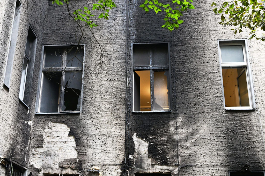 Spuren eines Brandes sind an einer Bar in Berlin-Charlottenburg am Kaiserdamm zu sehen.
