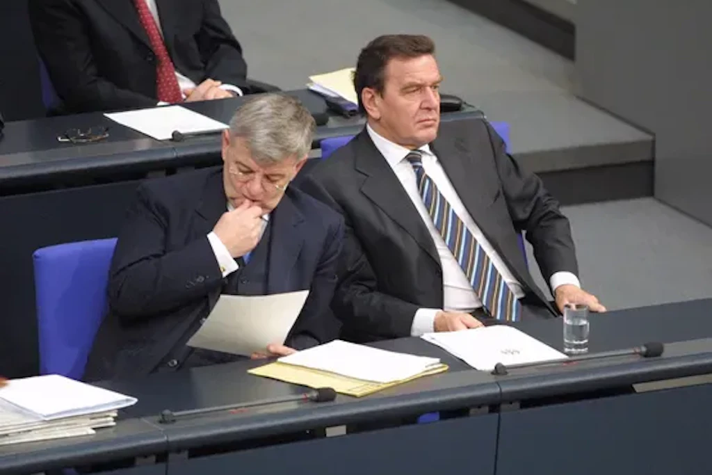 Gerhard Schröder (SPD) und Joschka Fischer (l., Grüne) regierten von 1998 bis 2005 gemeinsam.