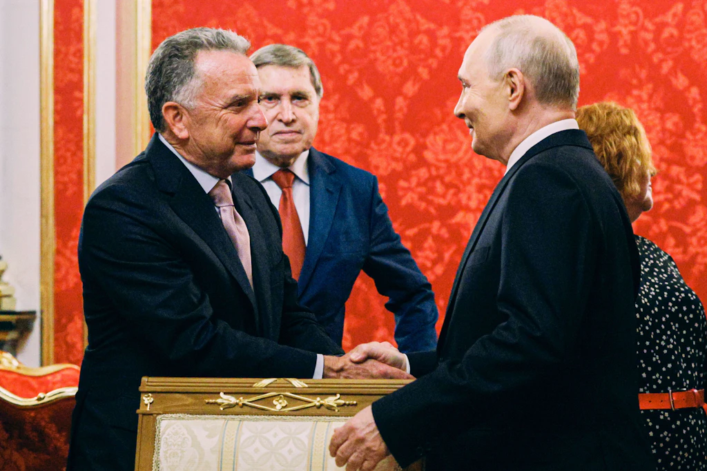 Der US-Sondergesandte des Präsidenten, Steve Witkoff, der Berater des russischen Präsidenten Putin, Juri Uschakow, und der russische Präsident Wladimir Putin (v. l. n. r.) bei einem Treffen im September im Moskauer Kreml.