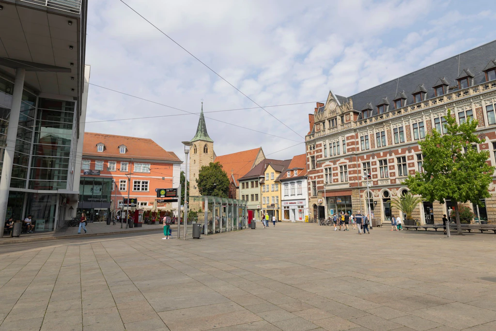 Angeruhr in Erfurt: Seit Dienstag ist die Uhr am Anger abgebaut und wird in einer Werkstatt instand gesetzt.