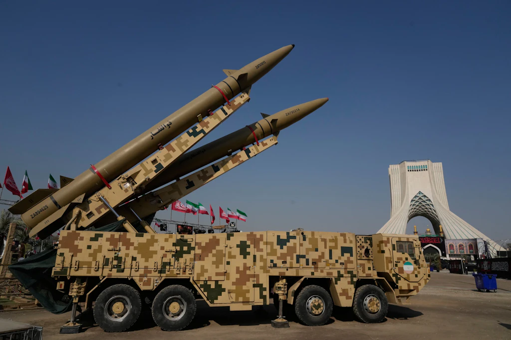 Teheran: Die Raketen „Zolfaghar“ und „Zolfaghar Bassir“ werden vor dem Azadi-Turm präsentiert. (Archivbild)