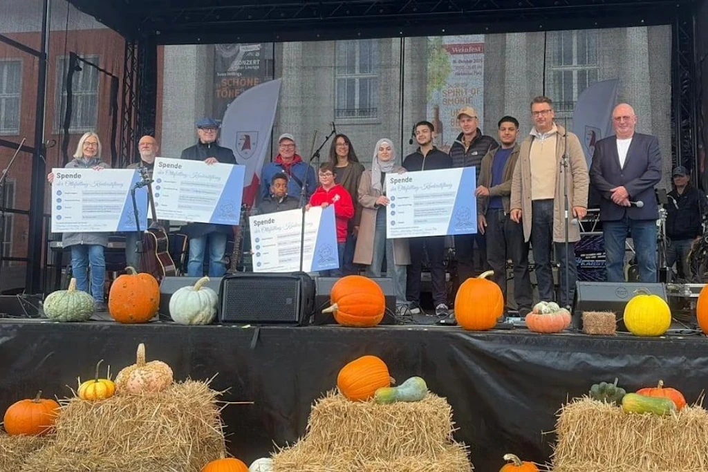 Weinfest in Rathenow: Die Kinderstiftung übergibt vier Einrichtungen jeweils 2500 Euro für ihre Arbeit mit Kindern.
