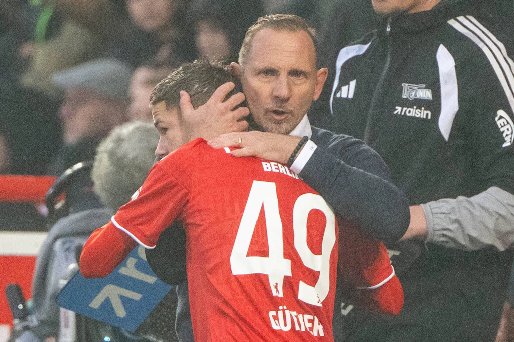 Eine herzliche Umarmung vom Trainer vor der Einwechslung: Linus Güther (l.) wurde von Mauro Lustrinelli erstmals in der Bundesliga auf das Feld geschickt.