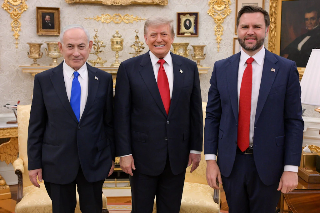 US-Präsident Donald Trump (M.) mit Israels Ministerpräsidenten Benjamin Netanjahu (l.) und Vizepräsident JD Vance am 28. Juli 2026 im Weißen Haus.