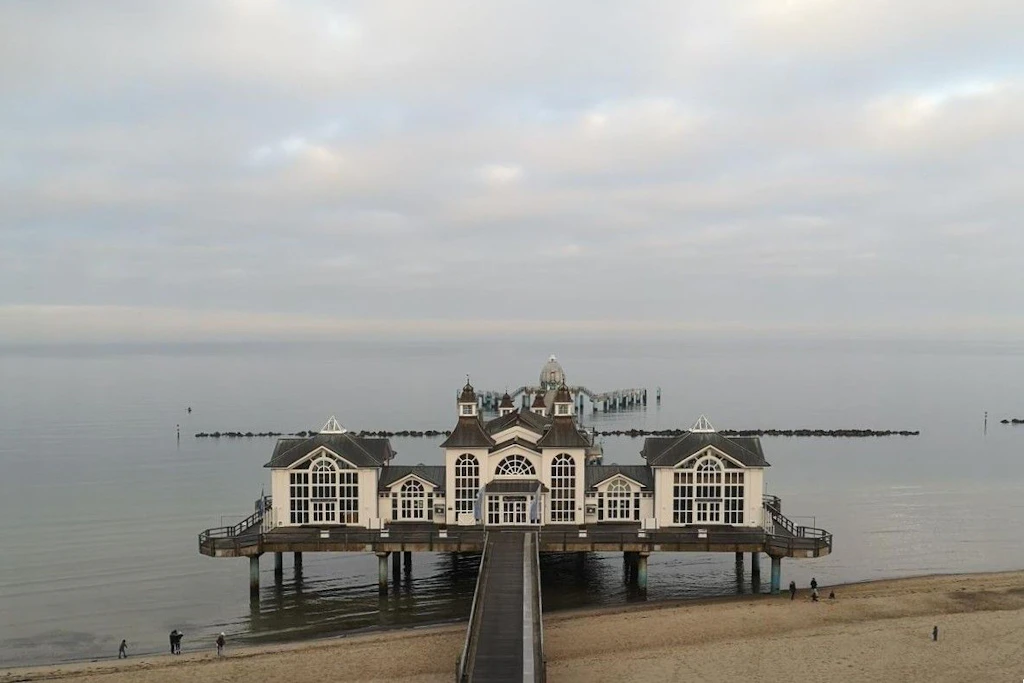 Im Balticsaal der Seebrücke Sellin wird „Adalberts Kurhaus“ seine Premiere erleben und eine weitere Aufführung.