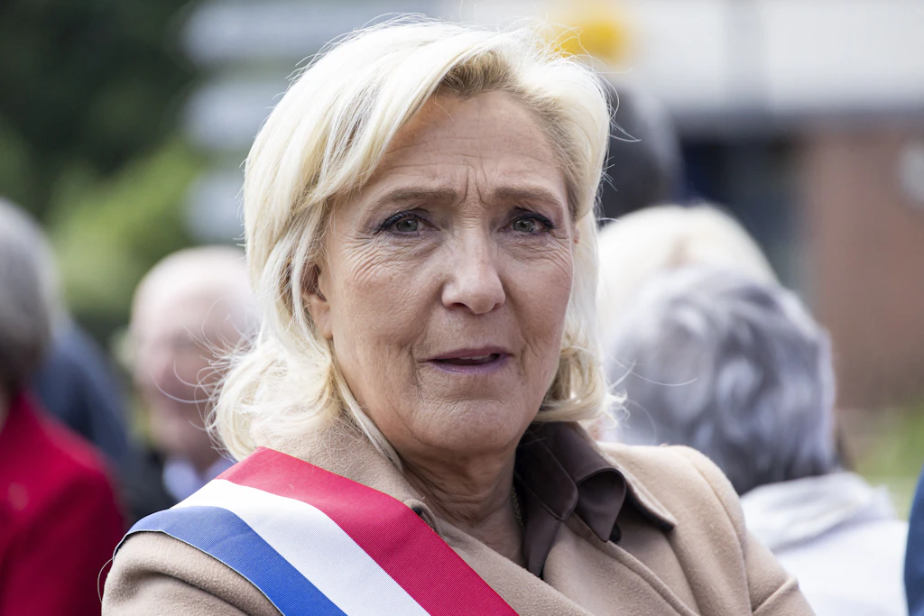Nach der Gewalt in Frankreich: Le Pen gibt schon die Präsidentin