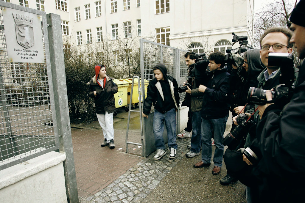 Ein Schüler „huscht“ am Freitag (31.03.2006) vor der Rütli-Hauptschule im Berliner Problembezirk Neukölln an den wartenden Medienvertretern vorbei.