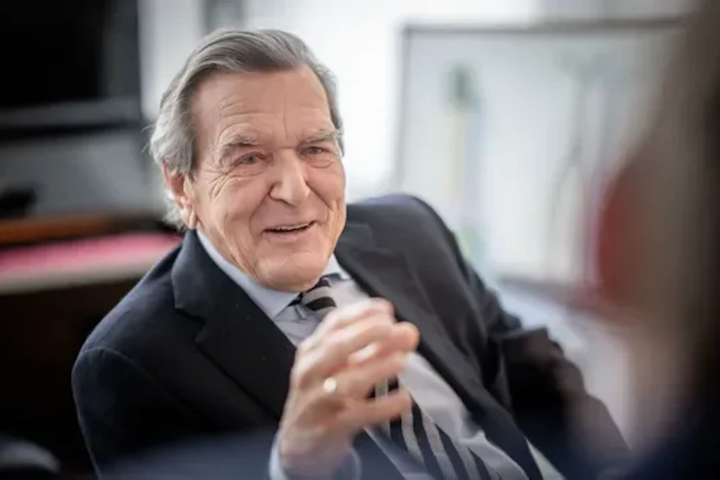 Altkanzler Gerhard Schröder gilt als einer der wenigen westlichen Politiker, denen Wladimir Putin noch zuhört.