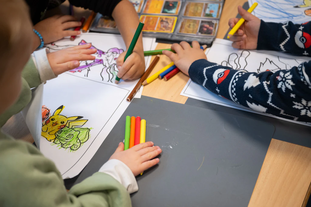 Kinder malen in einer Kindertagesstätte: In Sachsen-Anhalt sollen Eltern weiterhin nur für das älteste Kind zahlen.