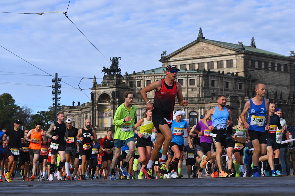 Dresden-Marathon: Am Beginn der Augustusbrücke läuft das Feld durch die Altstadt mit der Semperoper im Hintergrund.