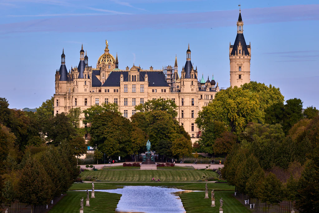 Das Schweriner Schloss, Sitz des Landtags von Mecklenburg-Vorpommern, hinter dem herbstlichen Schlosspark.