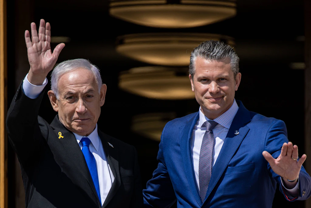 Israels Ministerpräsident Benjamin Netanjahu (l.) und US-Verteidigungsminister Pete Hegseth am 9. Juli 2025 im Pentagon in Washington.