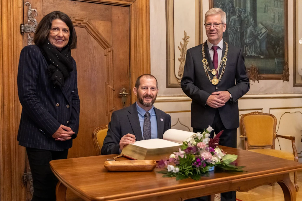 US-Generalkonsul in Greifswald: Scott Woodard trägt sich ins Goldene Buch ein