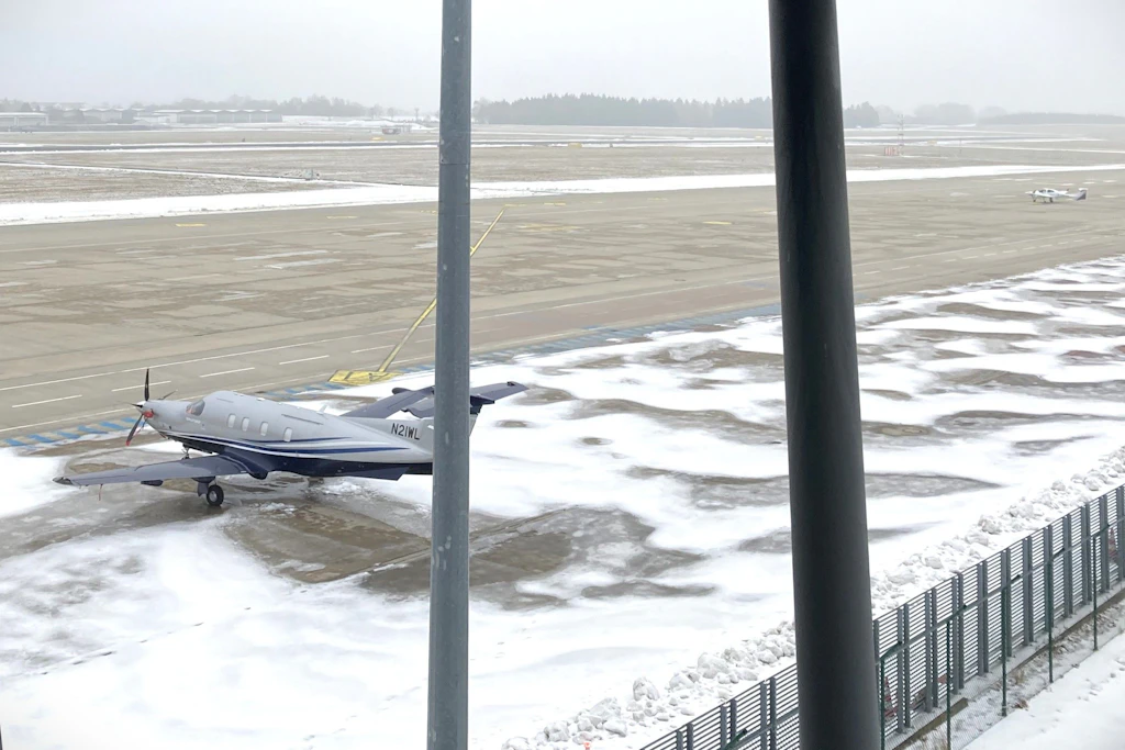 Das Flugfeld in Laage – hier im Winter 2026 – gehört dem Bund, der zivile Teil des Flughafens hat einen Mitnutzungsvertrag und teilt sich Start- und Landebahn sowie den Tower mit der Bundeswehr.