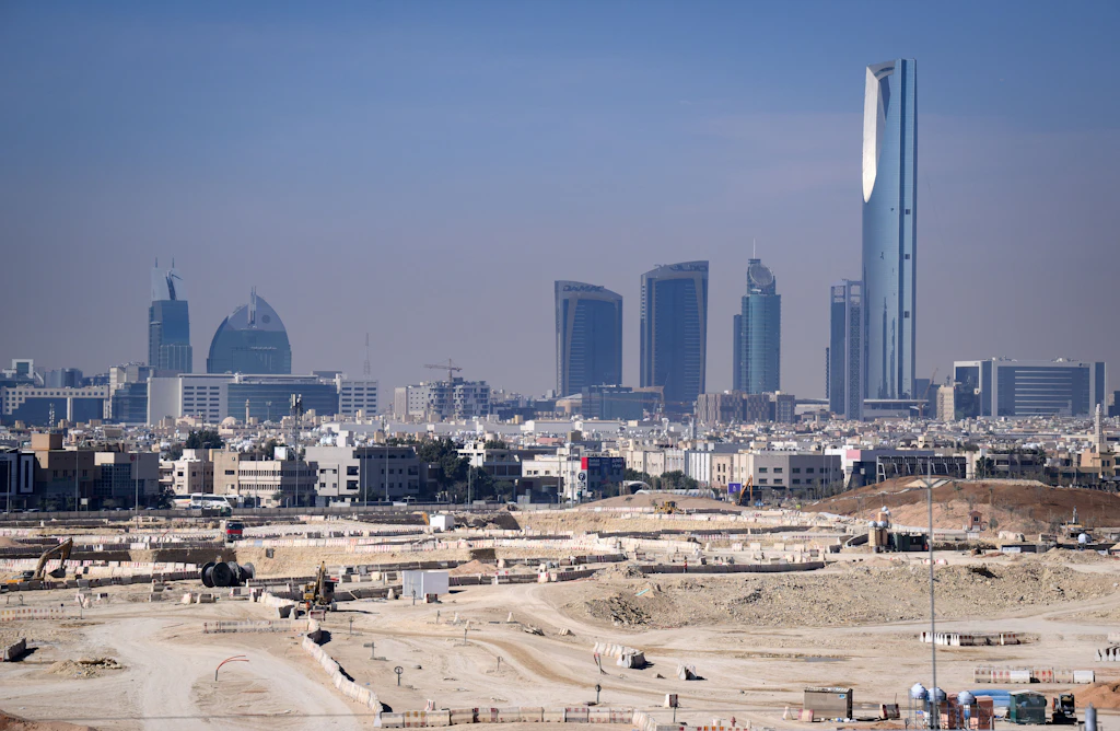 Eskalation in Nahost: Angriffe auf Flughafen Dammam und Aramco-Ölfeld