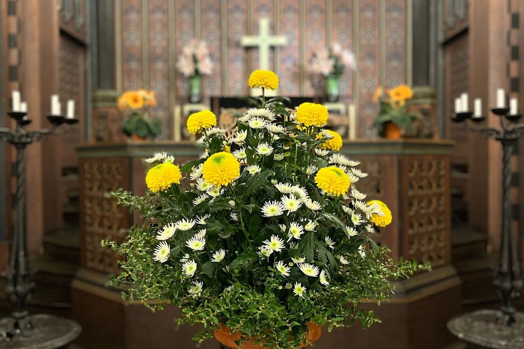 Gedenkfeier in Stahnsdorf: Vor dem Altar stehen Blumen für die Erinnerung an einsam Verstorbene.