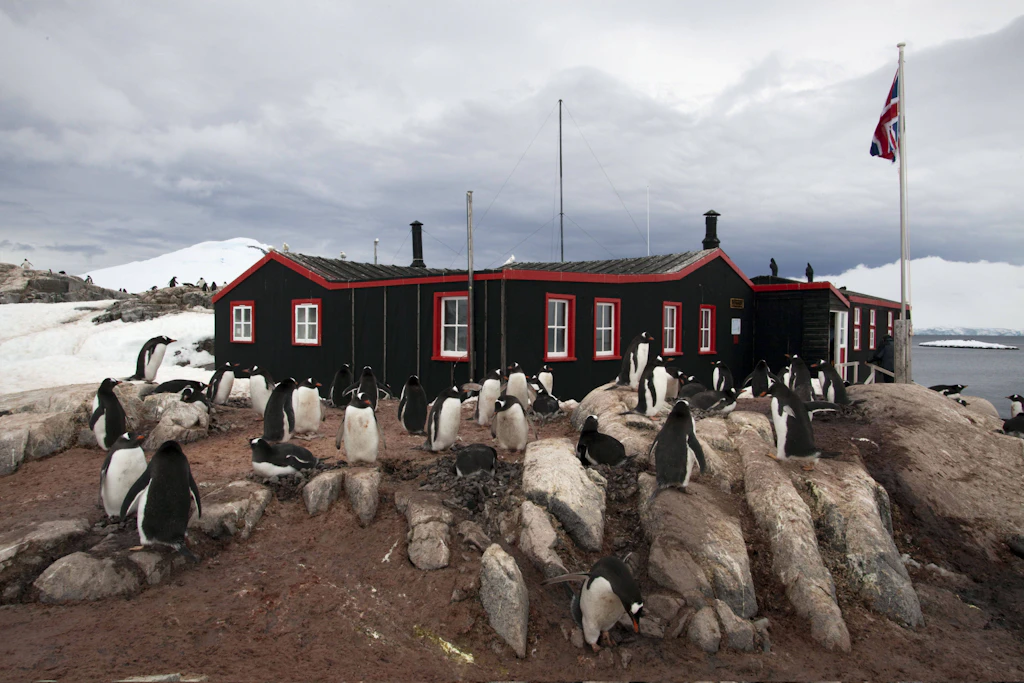 Das südlichste Postamt der Welt: Bransfield House in Port Lockroy auf Goudier Island, Antarktis. Hier arbeitet das Team, das jede Saison die Pinguine zählt.