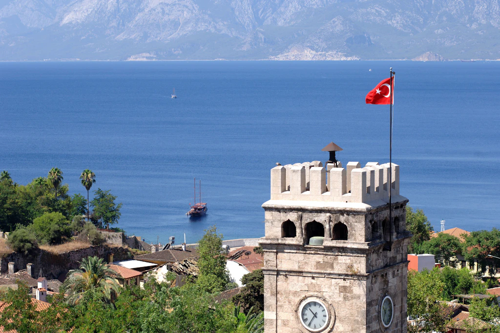 Der Uhrturm in der Altstadt von Antalya. In der Türkei wird die Uhr seit 2016 nicht mehr umgestellt, ab Sonntag ist das Urlaubsland Deutschland deshalb zwei Stunden voraus.