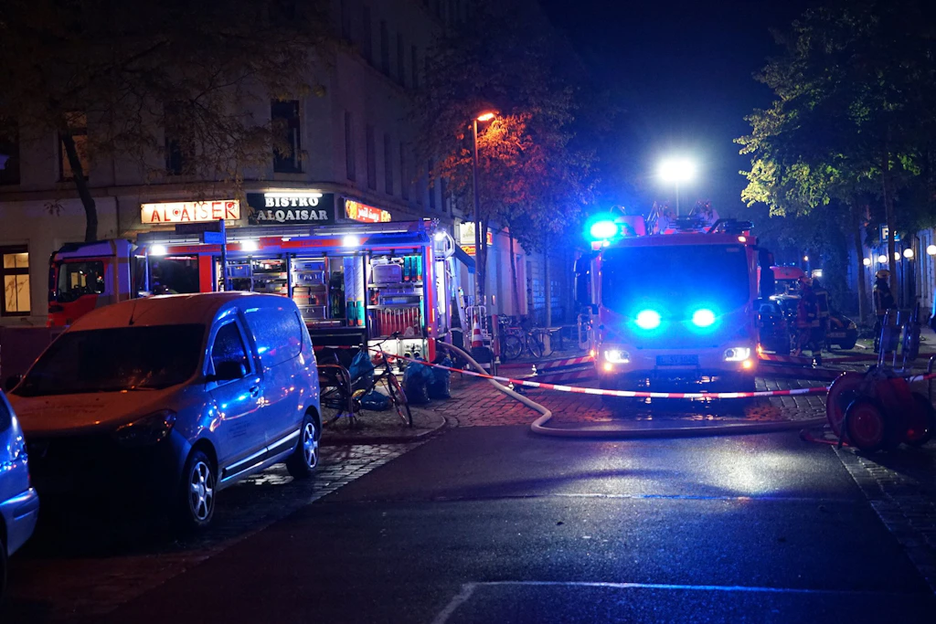 Die Straße war gesperrt, während der Brand im Keller des Hotels gelöscht wurde. 