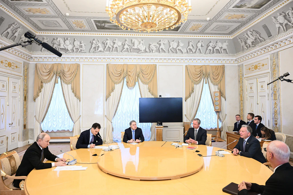 Wladimir Putin (l.) und US-Unterhändler Steve Witkoff (2. v. r.) bei ihren Gesprächen im Konstantinpalast in St. Petersburg. Das Treffen dauerte rund drei Stunden.