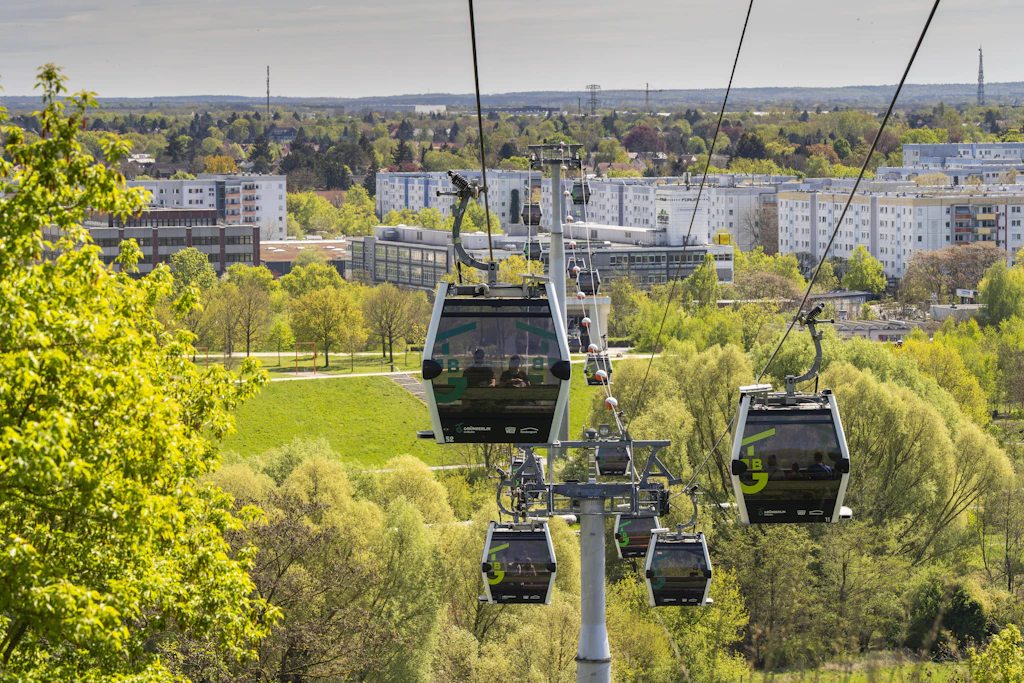 Derzeit die einzige Seilbahn in Berlin: Die Strecke verbindet in Marzahn-Hellersdorf den U-Bahnhof Kienberg mit den Gärten der Welt. Große Wohngebiete liegen nahebei. BVG-Tickets gelten nicht.