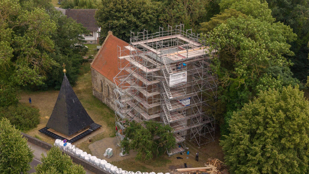 Vorpommern: Kirchturmspitze von Papendorf steht seit Monaten neben dem Gotteshaus