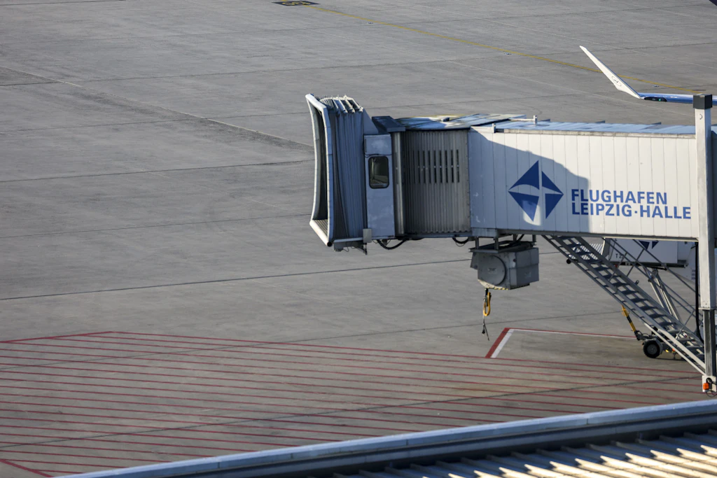 Ein leeres Gate am Flughafen Leipzig/Halle: Politik trägt maßgeblich zur Verteuerung des Luftverkehrsstandortes Deutschland bei.