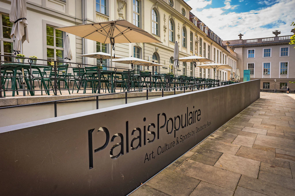 Das Palais Populaire (einst Opern-Café) dient seit 2018 als repräsentatives Ausstellungshaus der Berliner Kunstförderung der Deutschen Bank. Nun ist am Jahresende Schluss.