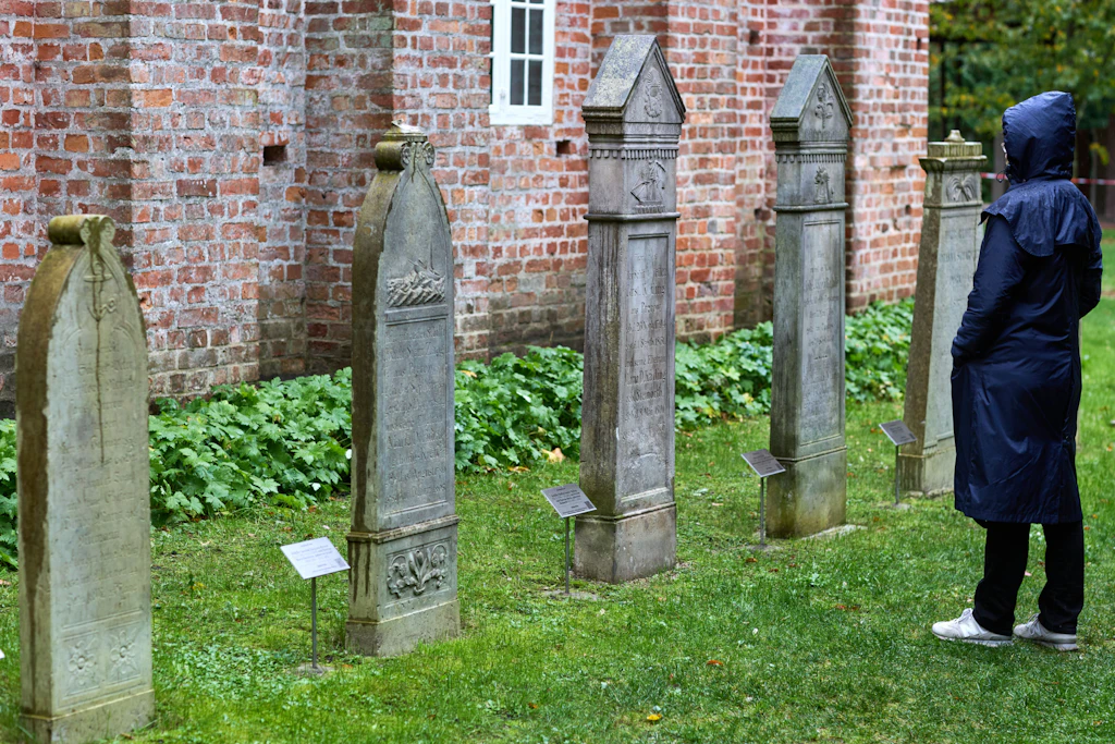 Restaurierte Grabsteine stehen auf dem Friedhof an der Seemannskirche in Prerow.
