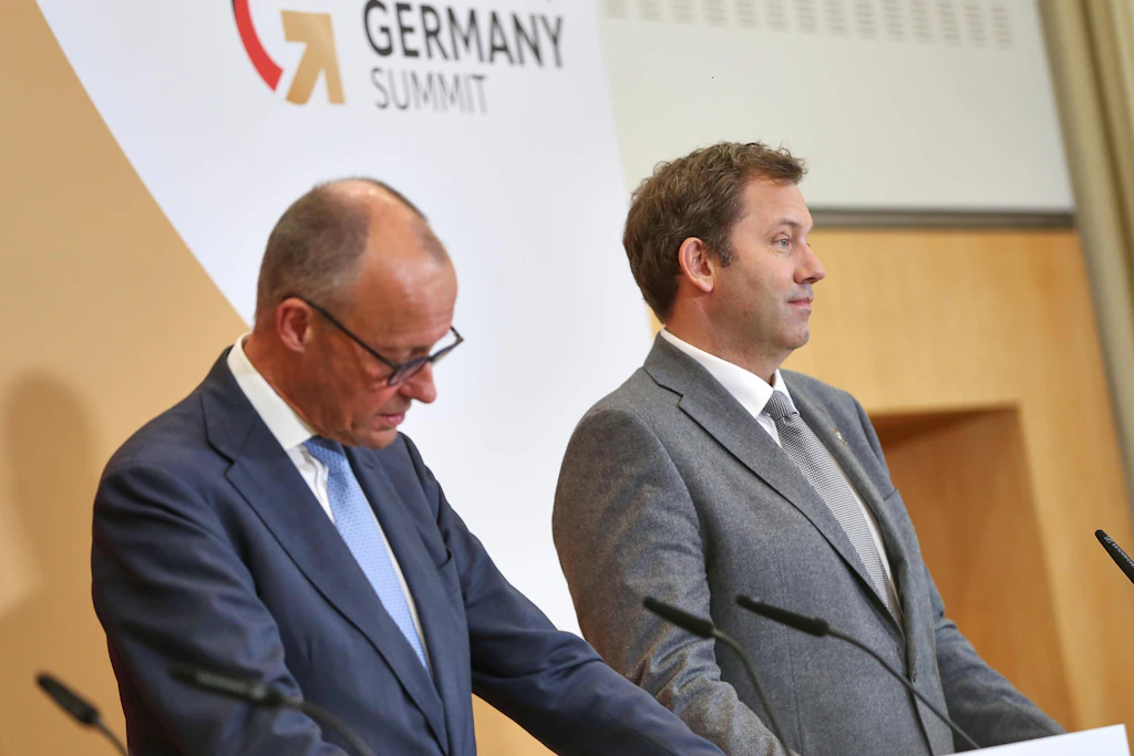 230 Milliarden Gründe für Reformen: Merz’ Investoren-Show prallt auf die Realität