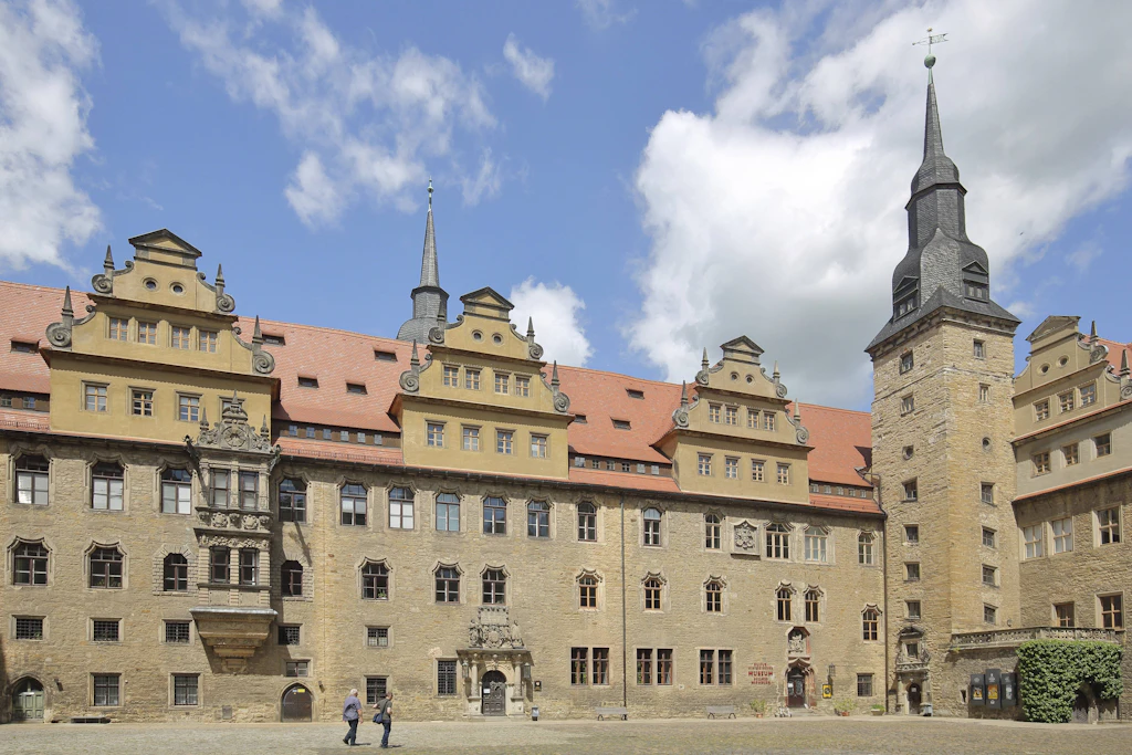 Papierschneiden: Im Schloss Merseburg entstehen beim Zauberfest Lichterstädte aus Papier (Symbolbild).