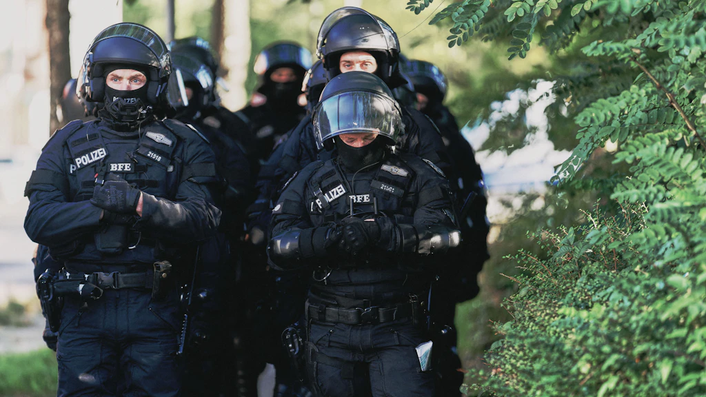 Polizeibeamte der Beweissicherungs- und Festnahmeeinheit BFE stehen am Rande einer linken Demonstration in Neumünster gegen eine geplante Demonstration der AfD.
