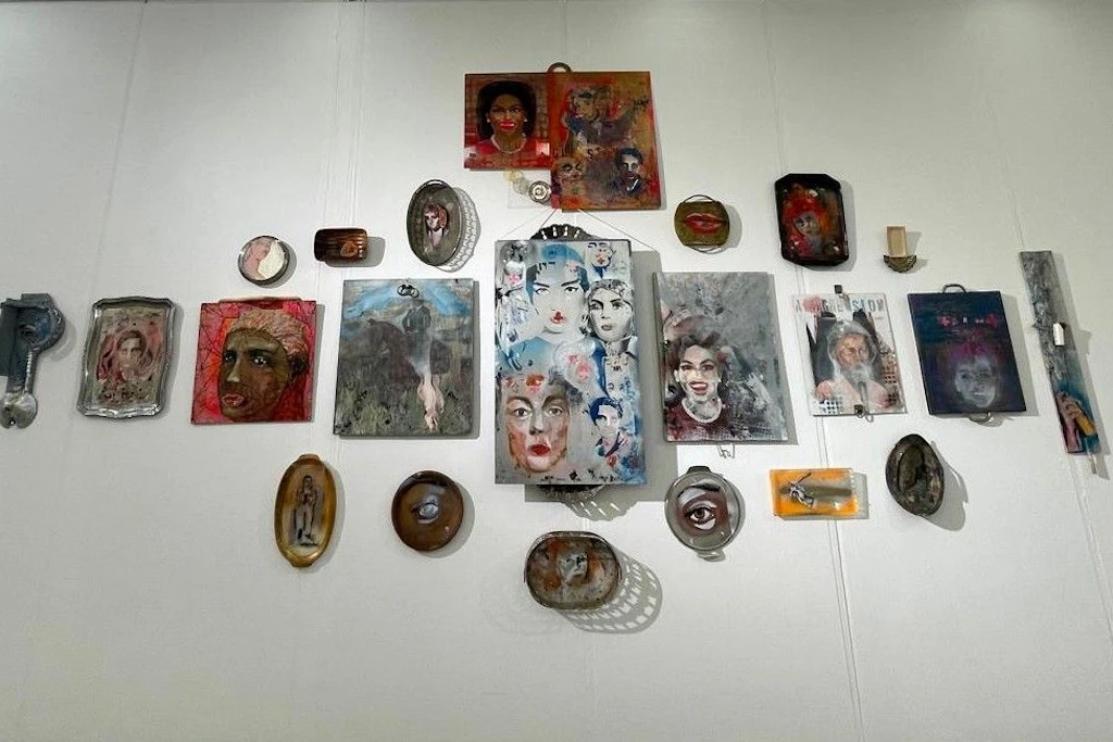 In der Kommunalen Galerie Berlin sind in der Ausstellung zu 100 Jahren Gedok „Women support Women“ noch bis zum 10. Januar Porträts von Julia Theek zu sehen, die sie auf alte Tabletts gemalt hat.